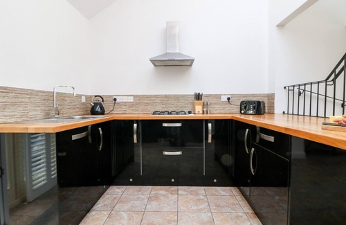 Boscundle Cottage | BLACK ROCK, pet friendly, with hot tub in St. Austell