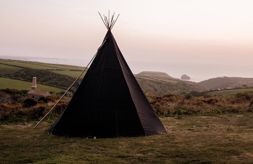 Tintagel Cabin | Black Shanti Tipi 2 With Ocean View