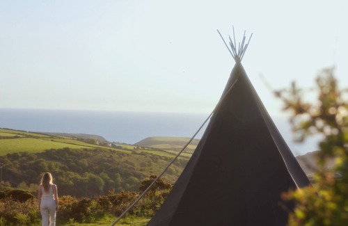 Tintagel Cabin | Black Shanti Tipi 2 With Ocean View