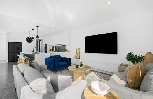 Casuarina House | Black Wattle Beach House - just opposite the beach