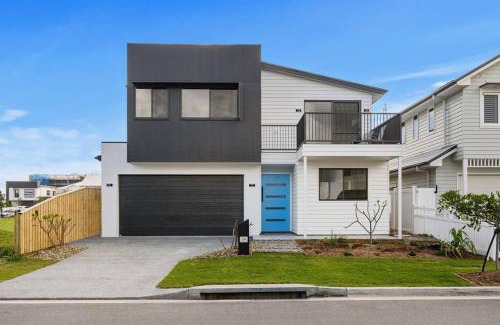 Casuarina House | Black Wattle Beach House - just opposite the beach