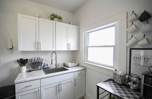 East Cleveland Apartment | Black & White Bliss | Themed | Sleeps 8