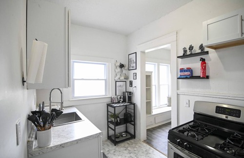 East Cleveland Apartment | Black & White Bliss | Themed | Sleeps 8