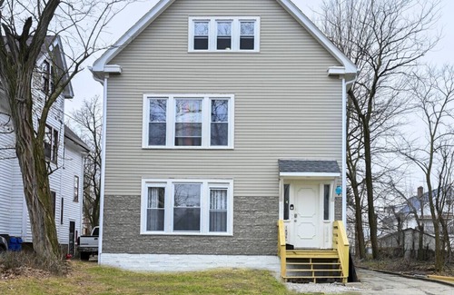 East Cleveland Apartment | Black & White Bliss | Themed | Sleeps 8
