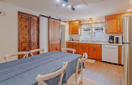 Weaverville House | Blackberry Bliss: Charming 3 BD, 2 BA Creek-Front Cottage Near Weaverville