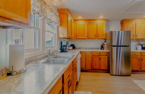 Weaverville House | Blackberry Bliss: Charming 3 BD, 2 BA Creek-Front Cottage Near Weaverville