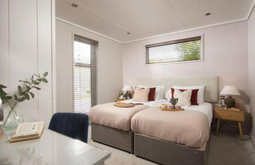 Cheddar Ski Chalet | Blackbird Lodge, Strawberryfield Park