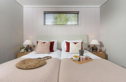 Cheddar Ski Chalet | Blackbird Lodge, Strawberryfield Park
