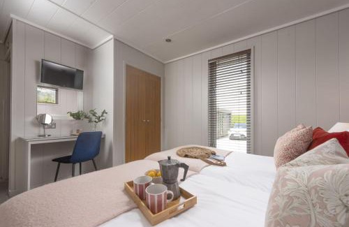 Cheddar Ski Chalet | Blackbird Lodge, Strawberryfield Park