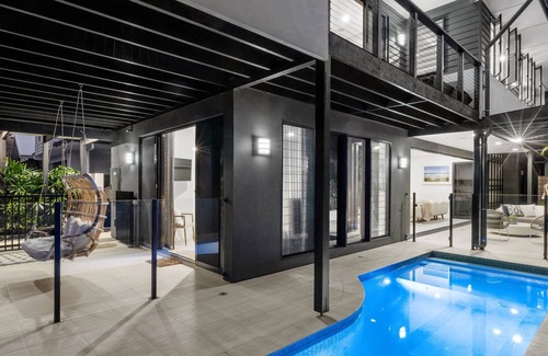 Casuarina House | Blackcomb- High end Beachfront holiday home