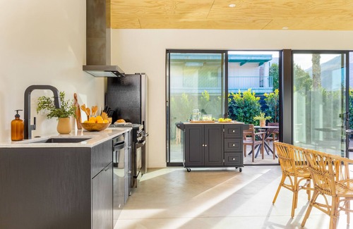 Downtown Palm Springs House | Blackhaus Suites by AvantStay – Modern Comfort in Downtown Palm Springs