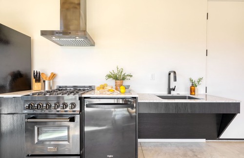 Downtown Palm Springs House | Blackhaus Suites by AvantStay – Modern Comfort in Downtown Palm Springs