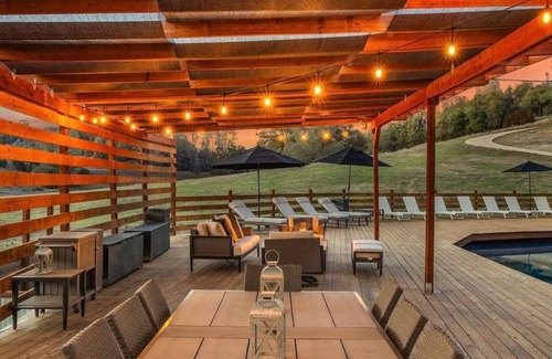 Jayhawk House | BlackHollow-LuxurySuite-10acres-LargePool-Modern