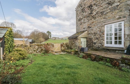 Pooley Bridge Cottage | BLACKSMITHS COTTAGE, romantic, with open fire in Pooley Bridge