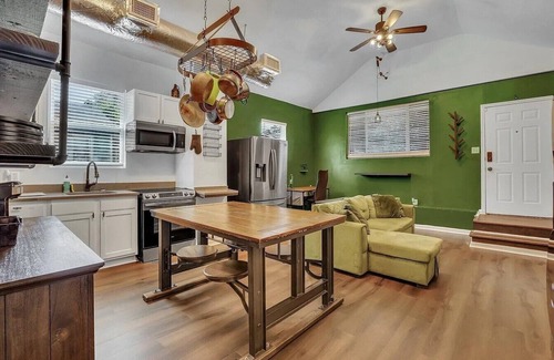 North Charleston Apartment | Blackstone Retreat -Sophisticatedly Vibrant 2 Bedroom House in North Charleston