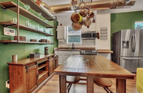 North Charleston Apartment | Blackstone Retreat -Sophisticatedly Vibrant 2 Bedroom House in North Charleston