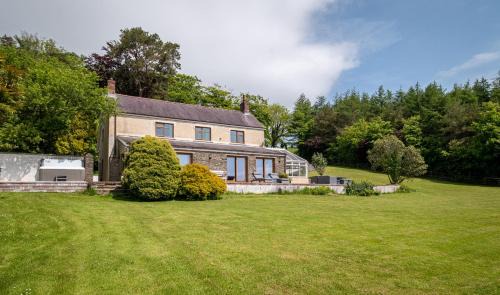 Newcastle Emlyn House | Blaenachddu