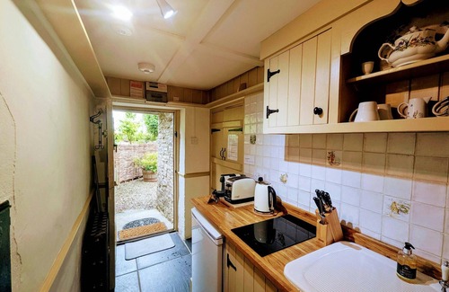 Newcastle Emlyn Cottage | Blaenfforest Rose Cottage, Newcastle Emlyn