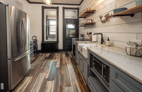 Port Clinton Apartment | “Blame Jaime” downtown, the heart of all the fun!