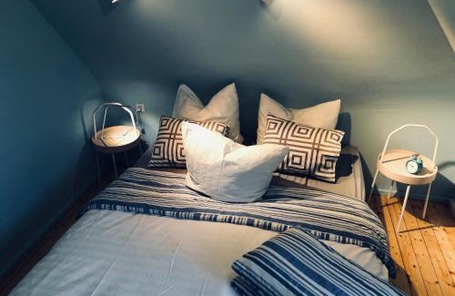 Mainstockheim House | Blaues Zimmer, -keine Wohnung, keine Küche-mit grossem Balkon, Bad ist ein Traum, nur 50 Schritte zum Radweg am Main