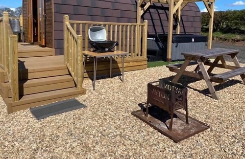 Hayton Cabin | Blencathra Pod, Hayton near Hadrian's Wall with hot tub