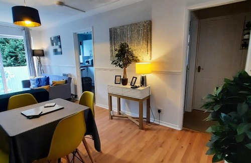 Birmingham Apartment | Blenheim Way is a beautiful apartment in a quiet location yet minutes from major attractions and City centre Great for families Sleeps 6