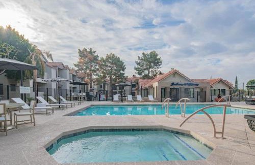 North Scottsdale Apartment | Bliss KingBed Golf Pickleball Pool Hot Tub Parkng