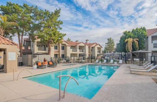 North Scottsdale Apartment | Bliss KingBed Golf Pickleball Pool Hot Tub Parkng