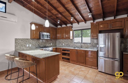 El Centenario House | Blissful Bay Views, Steps to Beach, Private Yard
