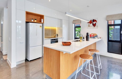 Hobsonville House | Blissful Breeze Townhouse with Parking and Patio