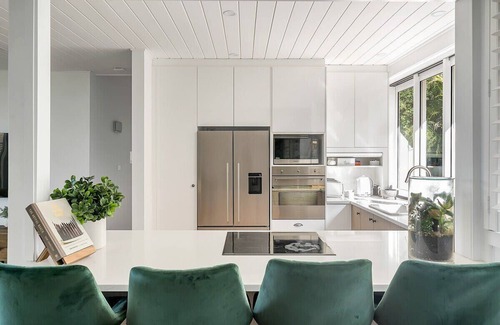 Beacon Hill House | Blissful Bushland Spa Retreat