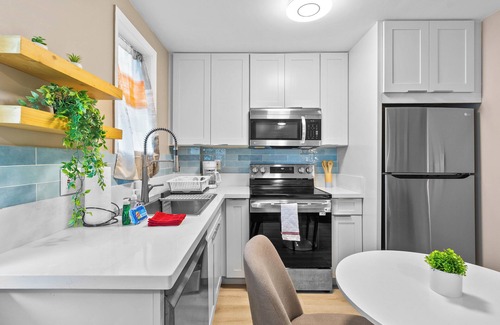McCully - Moiliili Apartment | Blissful Honolulu Oasis: Renovated & Modern w/AC