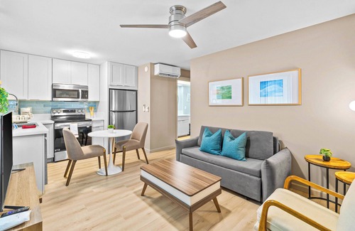 McCully - Moiliili Apartment | Blissful Honolulu Oasis: Renovated & Modern w/AC