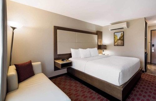 Calgary Hotel | Blissful Room with Indoor Swimming Pool, Near Airport – Ideal for Quick Access
