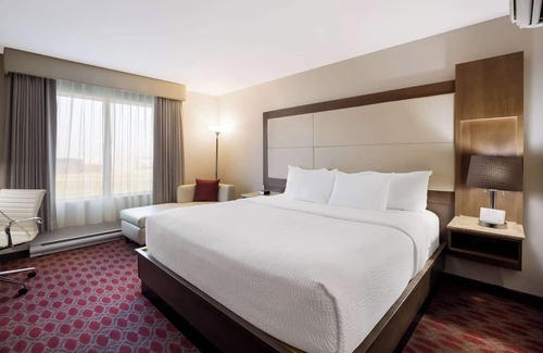 Calgary Hotel | Blissful Room with Indoor Swimming Pool, Near Airport – Ideal for Quick Access