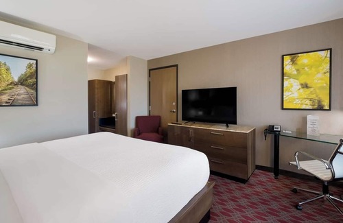 Calgary Hotel | Blissful Room with Indoor Swimming Pool, Near Airport – Ideal for Quick Access
