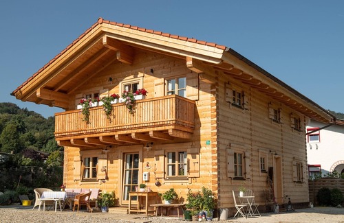 Bad Feilnbach Apartment | Blockhaus Alchemilla, für 2 Personen, 65 qm, 1 sep. Schlafzimmer, Balkon