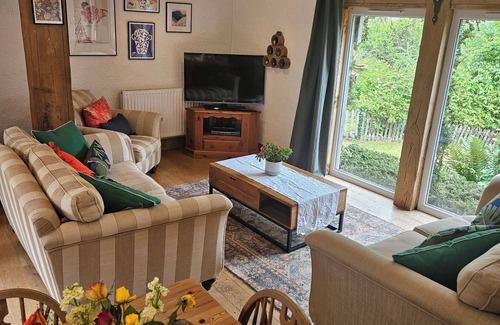 Burstock Cottage | Bloom Cottage – 3 bedroom countryside family retreat w/garden & views