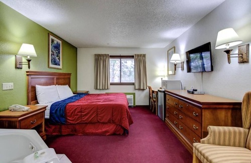 Bloomer Hotel | Bloomer Inn & Suites