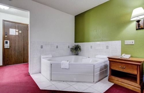 Bloomer Hotel | Bloomer Inn & Suites