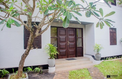 Polhena Bed & Breakfast | Blooming polhena