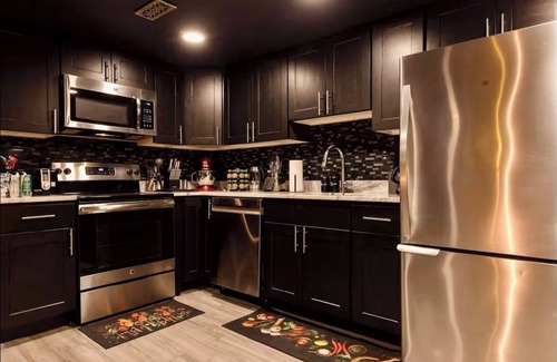 Bloomingdale Apartment | Bloomingdale Blues Speakeasy w Free Parking! in Northwest DC