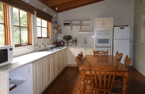 Blackheath Cottage | Blossom Cottage Blackheath couples family friendly gas log fire bush walks cafes