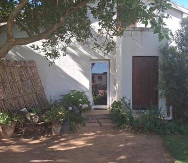 Malmesbury Apartment | Blou Porselein Guestfarm
