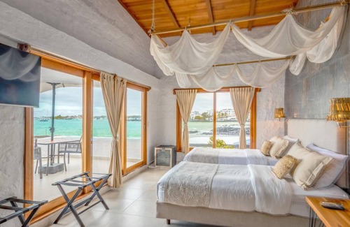 Bahia de la Academia Hotel | Blu Galapagos Sustainable Waterfront Lodge