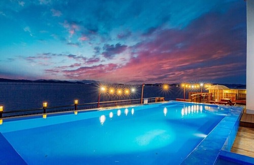 Geoje Apartment | Blue and white pension