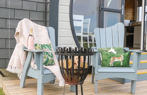 Hornsea Cottage | BLUE BELL, pet friendly, with a garden in Hornsea