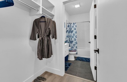 Elizabeth Apartment | Blue Bliss Indoor Pool, FREE Parking, Near NYC