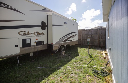 Gulf Breeze Cottage | Blue Breeze Cottage: Pet-Friendly, Park Your RV!