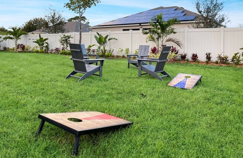 Port Saint Lucie House | Blue Breeze - Tropical Garden - Fast WiFi - 5 TVs - King Bed